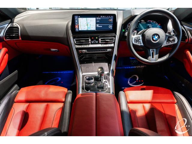 8シリーズ M850i xDriveクーペ 後期LCIモデル ボディカラー:スカイスクレイパーグレー Mカーボンファイバートリム Mパフォーマンスペダルセット フィオナレッド&ブラックレザー BMWレーザーヘッドライト(2枚目)