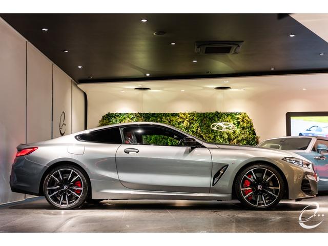 8シリーズ M850i xDriveクーペ 後期LCIモデル ボディカラー:スカイスクレイパーグレー Mカーボンファイバートリム Mパフォーマンスペダルセット フィオナレッド&ブラックレザー BMWレーザーヘッドライト(11枚目)