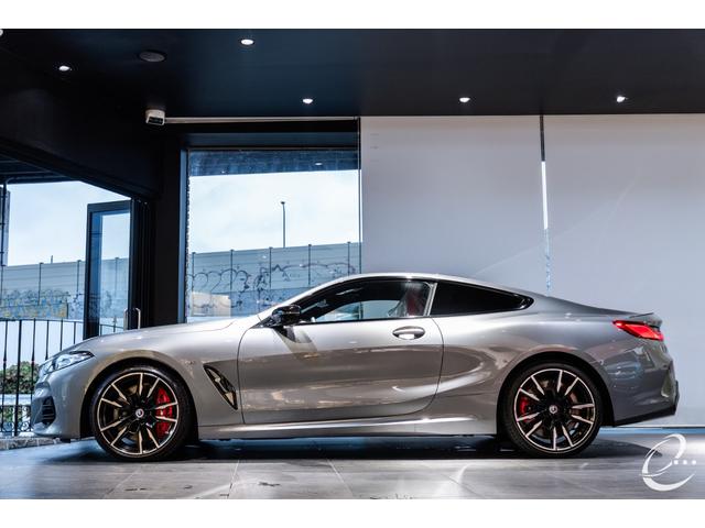 8シリーズ M850i xDriveクーペ 後期LCIモデル ボディカラー:スカイスクレイパーグレー Mカーボンファイバートリム Mパフォーマンスペダルセット フィオナレッド&ブラックレザー BMWレーザーヘッドライト(12枚目)