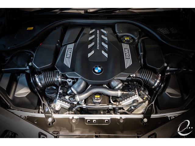 8シリーズ M850i xDriveクーペ 後期LCIモデル ボディカラー:スカイスクレイパーグレー Mカーボンファイバートリム Mパフォーマンスペダルセット フィオナレッド&ブラックレザー BMWレーザーヘッドライト(13枚目)