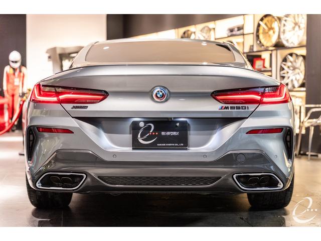 8シリーズ M850i xDriveクーペ 後期LCIモデル ボディカラー:スカイスクレイパーグレー Mカーボンファイバートリム Mパフォーマンスペダルセット フィオナレッド&ブラックレザー BMWレーザーヘッドライト(15枚目)