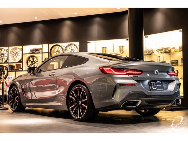 8シリーズ M850i xDriveクーペ 後期LCIモデル ボディカラー:スカイスクレイパーグレー Mカーボンファイバートリム Mパフォーマンスペダルセット フィオナレッド&ブラックレザー BMWレーザーヘッドライト(17枚目)