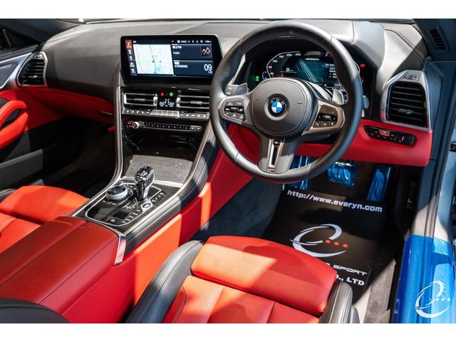 8シリーズ M850i xDriveクーペ 後期LCIモデル ボディカラー:スカイスクレイパーグレー Mカーボンファイバートリム Mパフォーマンスペダルセット フィオナレッド&ブラックレザー BMWレーザーヘッドライト(20枚目)