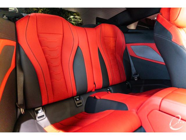 8シリーズ M850i xDriveクーペ 後期LCIモデル ボディカラー:スカイスクレイパーグレー Mカーボンファイバートリム Mパフォーマンスペダルセット フィオナレッド&ブラックレザー BMWレーザーヘッドライト(23枚目)