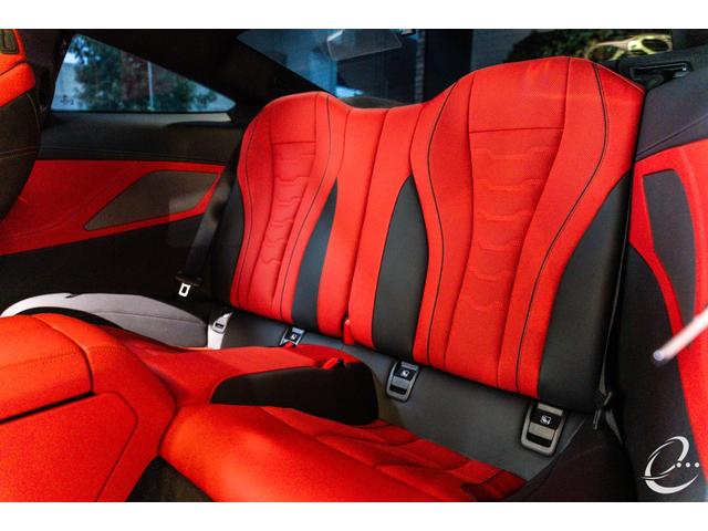 8シリーズ M850i xDriveクーペ 後期LCIモデル ボディカラー:スカイスクレイパーグレー Mカーボンファイバートリム Mパフォーマンスペダルセット フィオナレッド&ブラックレザー BMWレーザーヘッドライト(24枚目)