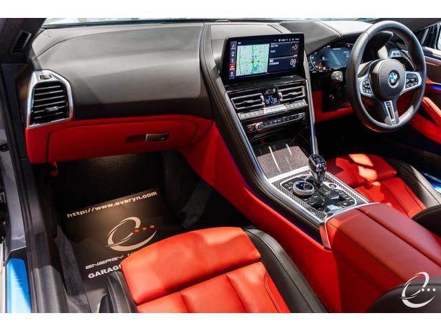 8シリーズ M850i xDriveクーペ 後期LCIモデル ボディカラー:スカイスクレイパーグレー Mカーボンファイバートリム Mパフォーマンスペダルセット フィオナレッド&ブラックレザー BMWレーザーヘッドライト(27枚目)