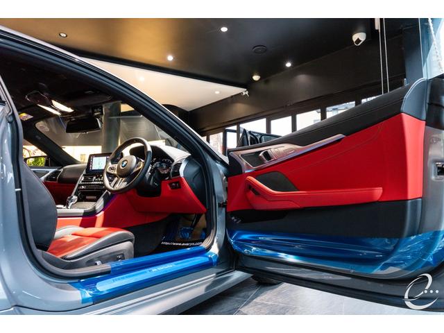 8シリーズ M850i xDriveクーペ 後期LCIモデル ボディカラー:スカイスクレイパーグレー Mカーボンファイバートリム Mパフォーマンスペダルセット フィオナレッド&ブラックレザー BMWレーザーヘッドライト(29枚目)