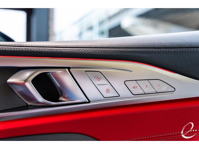 8シリーズ M850i xDriveクーペ 後期LCIモデル ボディカラー:スカイスクレイパーグレー Mカーボンファイバートリム Mパフォーマンスペダルセット フィオナレッド&ブラックレザー BMWレーザーヘッドライト(30枚目)