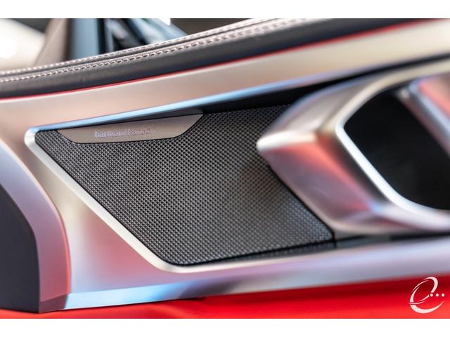 8シリーズ M850i xDriveクーペ 後期LCIモデル ボディカラー:スカイスクレイパーグレー Mカーボンファイバートリム Mパフォーマンスペダルセット フィオナレッド&ブラックレザー BMWレーザーヘッドライト(31枚目)
