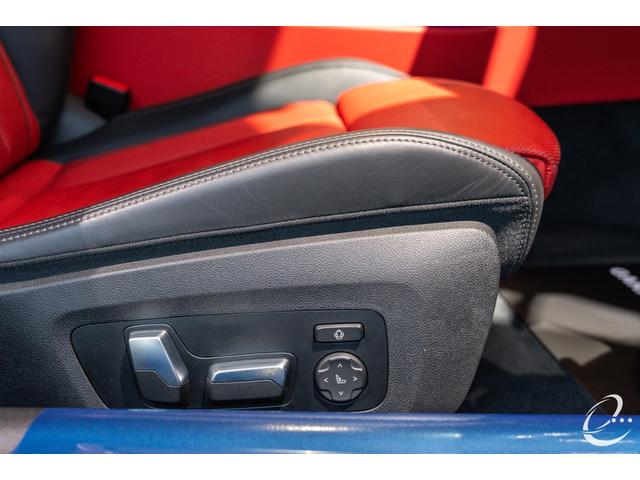 8シリーズ M850i xDriveクーペ 後期LCIモデル ボディカラー:スカイスクレイパーグレー Mカーボンファイバートリム Mパフォーマンスペダルセット フィオナレッド&ブラックレザー BMWレーザーヘッドライト(32枚目)