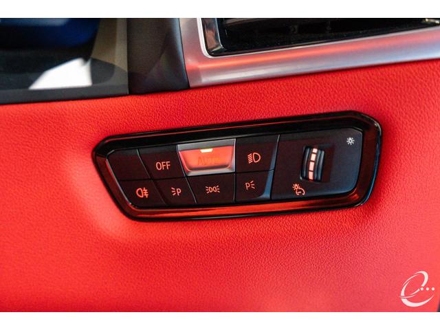 8シリーズ M850i xDriveクーペ 後期LCIモデル ボディカラー:スカイスクレイパーグレー Mカーボンファイバートリム Mパフォーマンスペダルセット フィオナレッド&ブラックレザー BMWレーザーヘッドライト(33枚目)