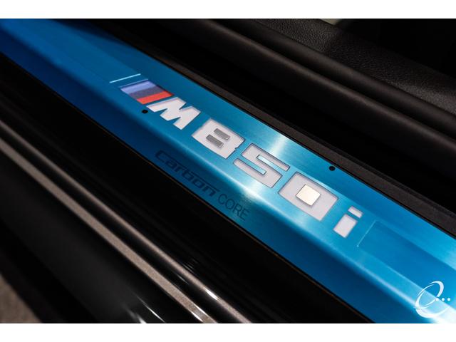 8シリーズ M850i xDriveクーペ 後期LCIモデル ボディカラー:スカイスクレイパーグレー Mカーボンファイバートリム Mパフォーマンスペダルセット フィオナレッド&ブラックレザー BMWレーザーヘッドライト(48枚目)