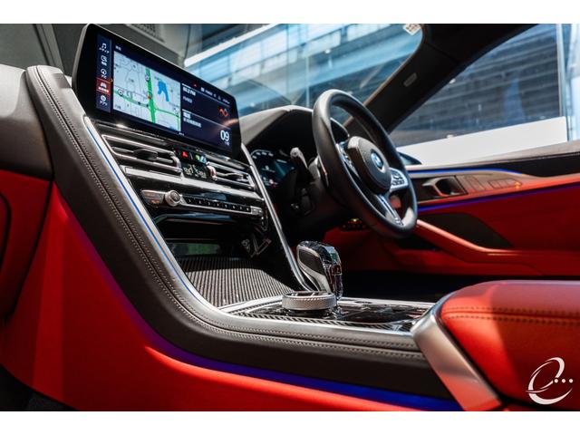 8シリーズ M850i xDriveクーペ 後期LCIモデル ボディカラー:スカイスクレイパーグレー Mカーボンファイバートリム Mパフォーマンスペダルセット フィオナレッド&ブラックレザー BMWレーザーヘッドライト(49枚目)