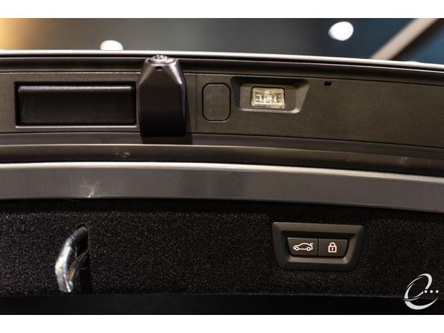 8シリーズ M850i xDriveクーペ 後期LCIモデル ボディカラー:スカイスクレイパーグレー Mカーボンファイバートリム Mパフォーマンスペダルセット フィオナレッド&ブラックレザー BMWレーザーヘッドライト(55枚目)