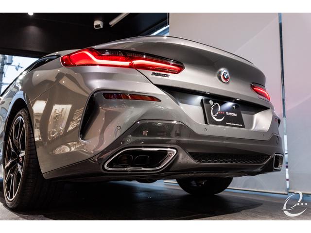8シリーズ M850i xDriveクーペ 後期LCIモデル ボディカラー:スカイスクレイパーグレー Mカーボンファイバートリム Mパフォーマンスペダルセット フィオナレッド&ブラックレザー BMWレーザーヘッドライト(61枚目)