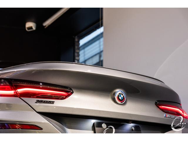 8シリーズ M850i xDriveクーペ 後期LCIモデル ボディカラー:スカイスクレイパーグレー Mカーボンファイバートリム Mパフォーマンスペダルセット フィオナレッド&ブラックレザー BMWレーザーヘッドライト(63枚目)