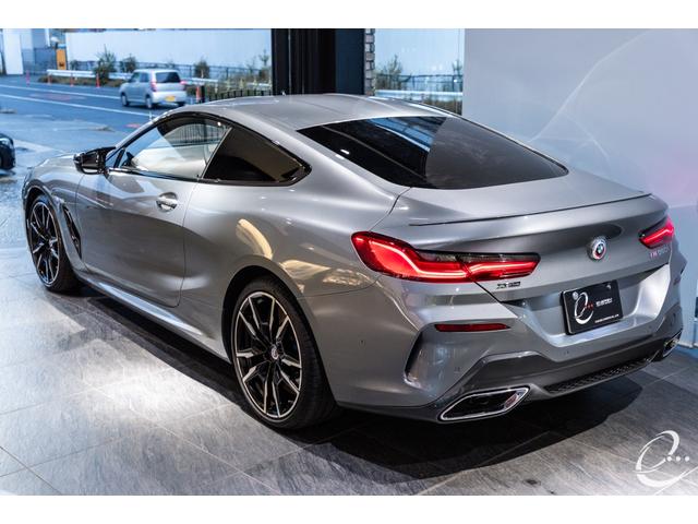 8シリーズ M850i xDriveクーペ 後期LCIモデル ボディカラー:スカイスクレイパーグレー Mカーボンファイバートリム Mパフォーマンスペダルセット フィオナレッド&ブラックレザー BMWレーザーヘッドライト(64枚目)