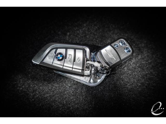 8シリーズ M850i xDriveクーペ 後期LCIモデル ボディカラー:スカイスクレイパーグレー Mカーボンファイバートリム Mパフォーマンスペダルセット フィオナレッド&ブラックレザー BMWレーザーヘッドライト(66枚目)