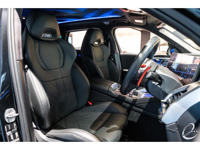ＸＭ ベースグレード　ワンオーナー　Ｂｏｗｅｒｓ　＆　Ｗｉｌｋｉｎｓ　ブラックサファイア　４４５０ｋｍ　ＢＭＷヘッドアップディスプレイ　サラウンドビュー　アイコニックグロー　シートヒーター（全席）Ｍカーボンインテリアトリム（21枚目）
