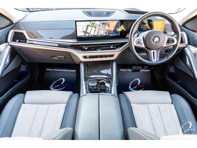 内装はオプション設定のＩｎｄｉｖｉｄｕａｌ『アイボリーホワイト＆アトラスグレーフルレザーメリノ』が装備されております。