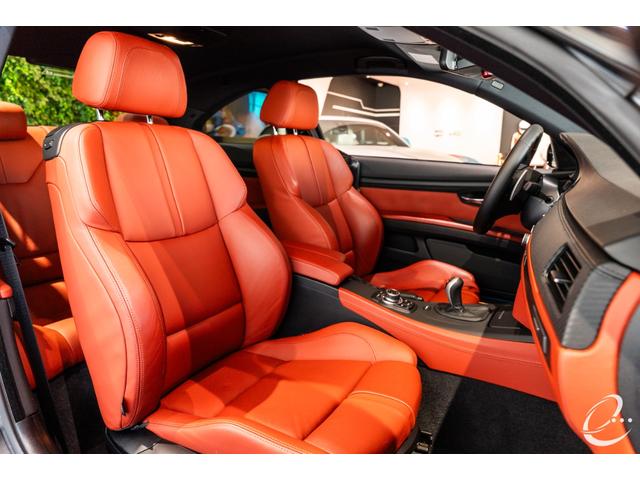 Ｍ３ Ｍ３クーペ　インチＡＷ後期ＬＣＩモデル　ＭドライブＰＫＧ　ミネラルホワイトＭ　エクステンドノヴィロレザーインテリア　ＢＭＷ　Ｉｎｄｉｖｉｄｕａｌハイエンドオーディオシステム　ブラックレザーカーボントリム（13枚目）