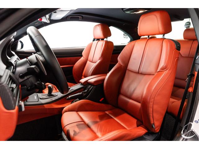 Ｍ３ Ｍ３クーペ　インチＡＷ後期ＬＣＩモデル　ＭドライブＰＫＧ　ミネラルホワイトＭ　エクステンドノヴィロレザーインテリア　ＢＭＷ　Ｉｎｄｉｖｉｄｕａｌハイエンドオーディオシステム　ブラックレザーカーボントリム（14枚目）