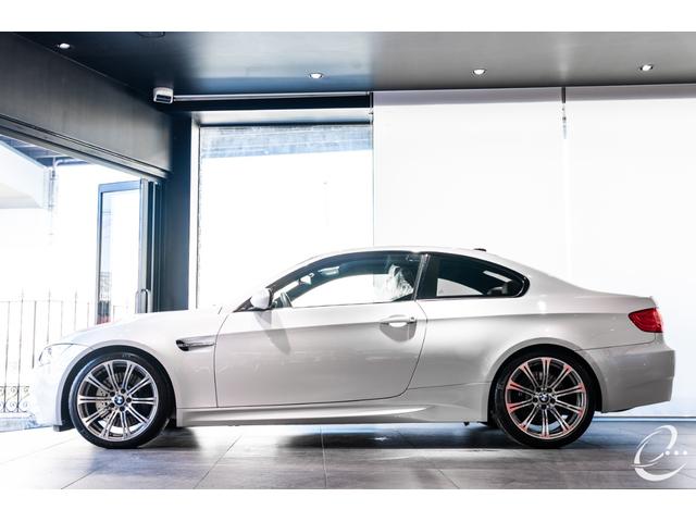 Ｍ３ Ｍ３クーペ　インチＡＷ後期ＬＣＩモデル　ＭドライブＰＫＧ　ミネラルホワイトＭ　エクステンドノヴィロレザーインテリア　ＢＭＷ　Ｉｎｄｉｖｉｄｕａｌハイエンドオーディオシステム　ブラックレザーカーボントリム（23枚目）