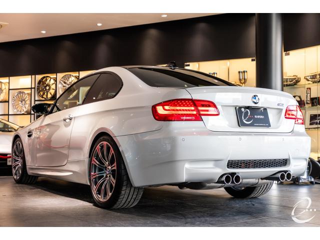 Ｍ３ Ｍ３クーペ　インチＡＷ後期ＬＣＩモデル　ＭドライブＰＫＧ　ミネラルホワイトＭ　エクステンドノヴィロレザーインテリア　ＢＭＷ　Ｉｎｄｉｖｉｄｕａｌハイエンドオーディオシステム　ブラックレザーカーボントリム（56枚目）