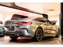 M850i xDriveクーペ 後期LCIモデル ボディカラー:スカイスクレイパーグレー Mカーボンファイバートリム Mパフォーマンスペダルセット フィオナレッド&ブラックレザー BMWレーザーヘッドライト(16枚目)