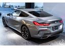 M850i xDriveクーペ 後期LCIモデル ボディカラー:スカイスクレイパーグレー Mカーボンファイバートリム Mパフォーマンスペダルセット フィオナレッド&ブラックレザー BMWレーザーヘッドライト(64枚目)
