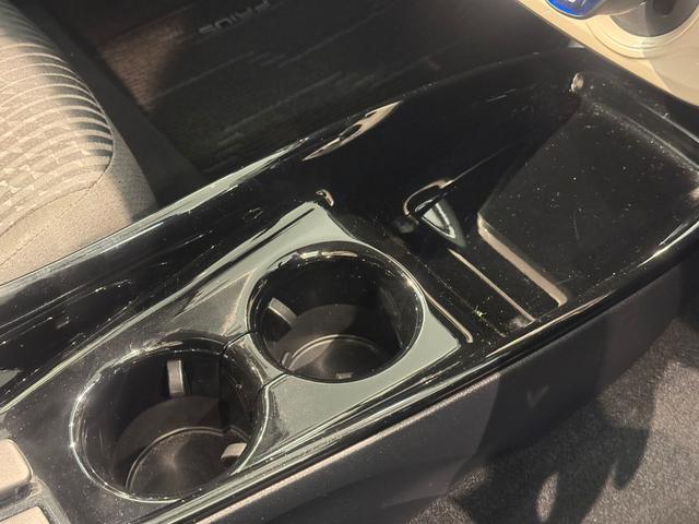 プリウス Ｓセーフティプラス　衝突被害軽減ブレーキ　衝突安全ボディ　ナビ　フルセグＴＶ　ＥＴＣ　バックカメラ　クルーズコントロール　ドライブレコーダー　オートマチックハイビーム（48枚目）