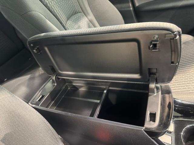 プリウス Ｓセーフティプラス　衝突被害軽減ブレーキ　衝突安全ボディ　ナビ　フルセグＴＶ　ＥＴＣ　バックカメラ　クルーズコントロール　ドライブレコーダー　オートマチックハイビーム（51枚目）