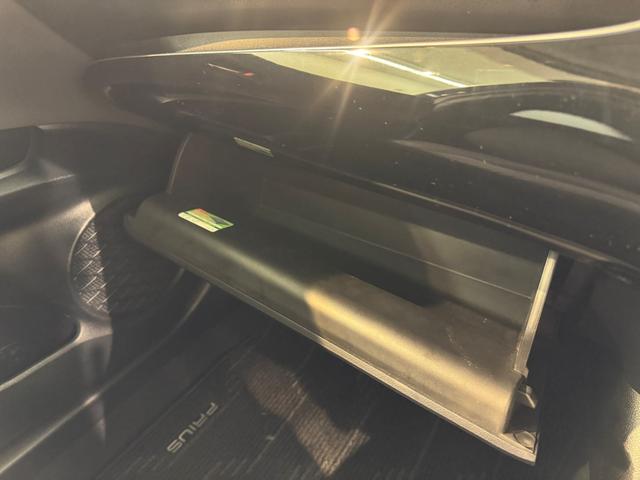 プリウス Ｓセーフティプラス　衝突被害軽減ブレーキ　衝突安全ボディ　ナビ　フルセグＴＶ　ＥＴＣ　バックカメラ　クルーズコントロール　ドライブレコーダー　オートマチックハイビーム（58枚目）