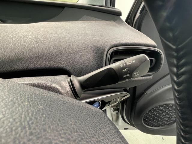 プリウス Ｓ　バックカメラ　ＥＴＣ　車線逸脱　オートＬＥＤ　ＥＳＣ　ＬＥＤヘッドライト　フルオートエアコン　クルーズコントロール　パワーウインドウ　ＡＢＳ（31枚目）