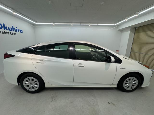 天井、シート、インパネ、トランクルームまで専用の機器、洗剤を使用して臭い・汚れの除去を行います。臭いや汚れが強い車両はシートや内張を外し徹底的に洗浄します。最後に除菌加工を施して納車します。