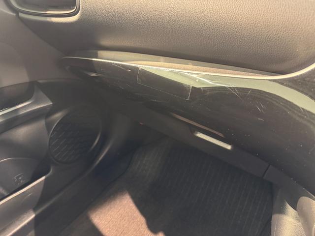 天井、シート、インパネ、トランクルームまで専用の機器、洗剤を使用して臭い・汚れの除去を行います。臭いや汚れが強い車両はシートや内張を外し徹底的に洗浄します。最後に除菌加工を施して納車します。