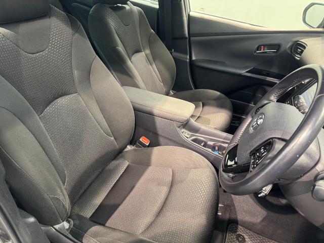 プリウス Ｓ　純正ナビ・バックカメラ・スマートキー・ＥＴＣ　車線逸脱　オートＬＥＤ　デュアルエアバック　ＬＥＤヘッドライト　フルオートエアコン　クルーズコントロール　キーレスエントリー　衝突安全ボディ　ＡＢＳ（17枚目）