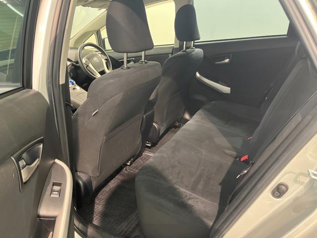 プリウス Ｓ　ナビ　ＴＶ　Ｂｌｕｅｔｈｏｏｔｈ接続　バックモニター　ＥＴＣ　ＨＩＤヘッドライト　フォグランプ　スマートキー　プッシュスタート（50枚目）