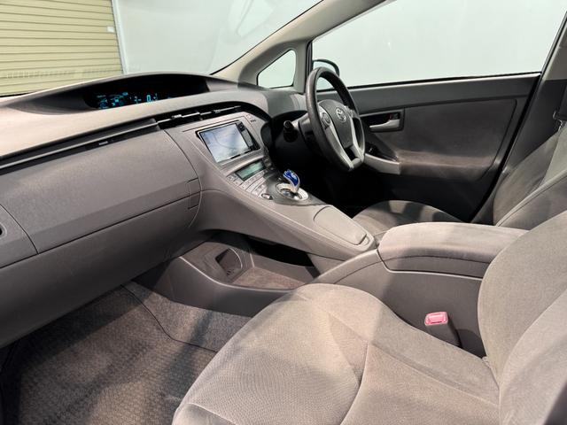 プリウス Ｓ　プラズマクラスター搭載ＬＥＤルームランプ　ワンセグＴＶ　バックカメラ　ＥＴＣ　オートライト　フロントフォグランプ　電動格納式ミラー（27枚目）