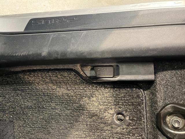 プリウス S 純正ナビ TV バックカメラ HIDヘッドライト スマートキー プッシュスタート フォグランプ パワーステーション パワーウィンドウ(31枚目)