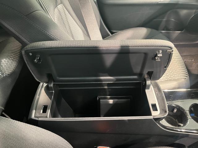 プリウス Sセーフティプラス トヨタ純正ナビ TV Bluetooth接続 バックカメラ ビルトインETC LEDヘッドライト スマートキー レーダークルーズコントロール(38枚目)