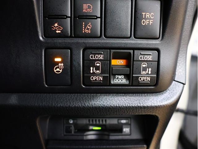 エスクァイア ハイブリッドＧｉプレミアムパッケジブラックテーラード　フルセグ　メモリーナビ　ＤＶＤ再生　後席モニター　バックカメラ　衝突被害軽減システム　ＥＴＣ　両側電動スライド　ＬＥＤヘッドランプ　乗車定員７人　３列シート（16枚目）