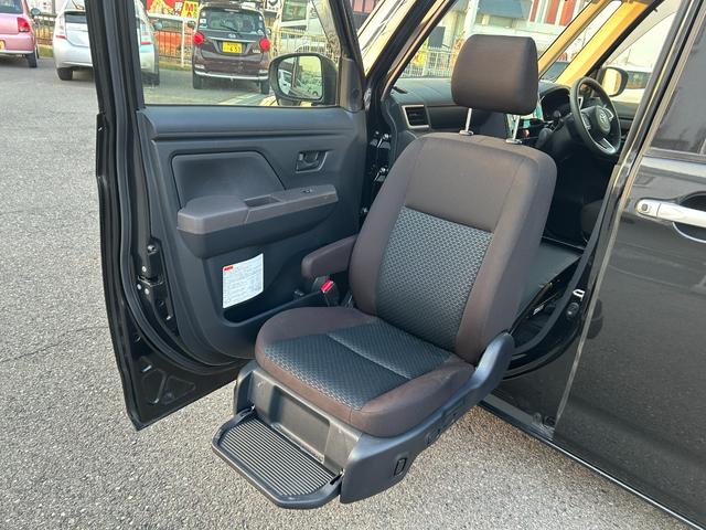 ルーミー Ｇ助手席リフトアップシート車　Ａタイプ　新車保守継承付き　ワンオーナー　純正メモリーナビ　フルセグＴＶ　ビルトインＥＴＣ　全方位カメラ　スマートキー（4枚目）