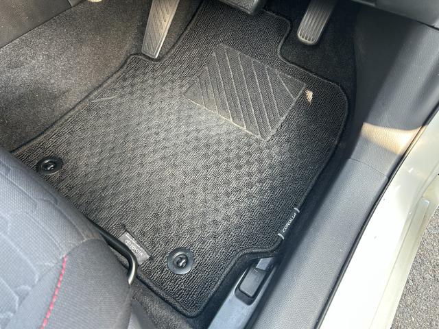 ★清掃も行き届いており色落ちもなく綺麗な運転席側フロアマット部分