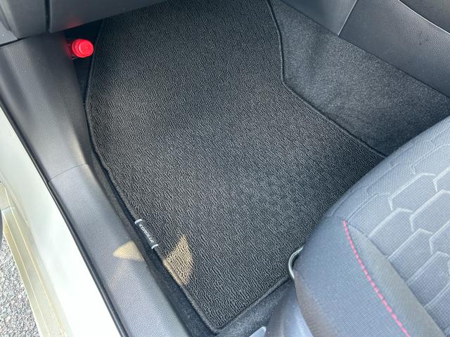 ★清掃も行き届いており色落ちもなく綺麗な助手席側フロアマット部分