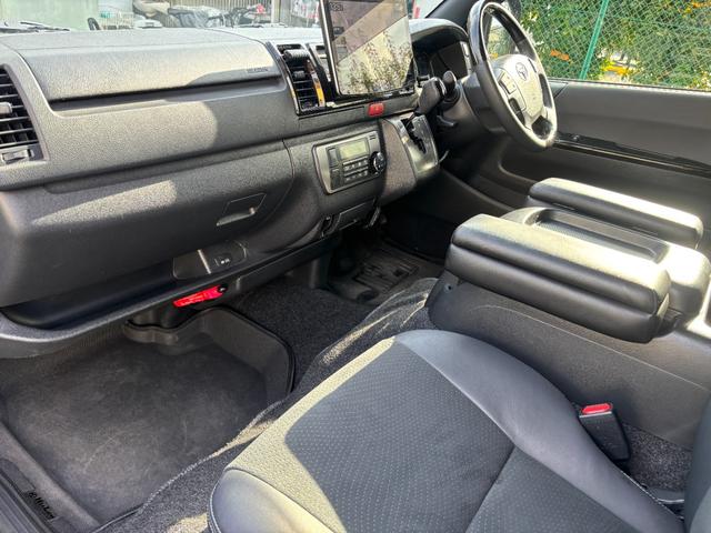 ハイエースバン スーパーＧＬ　ダークプライムＩＩ　ディーゼルターボ／アルパインフローティングナビ／フルセグＴＶ／パノラミックビューモニター／セーフティーセンス／両側パワスラ／デジタルインナーミラー／ベッドキット／ハーフレザーシート／スマートキー２本（33枚目）