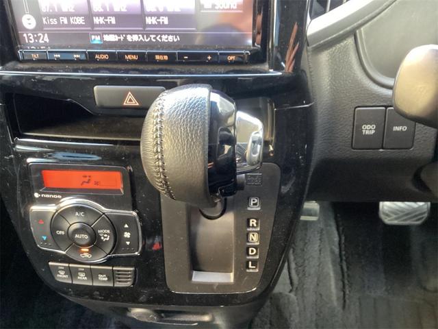 必ず使用するシフトレバー。確りと確認したいですね。