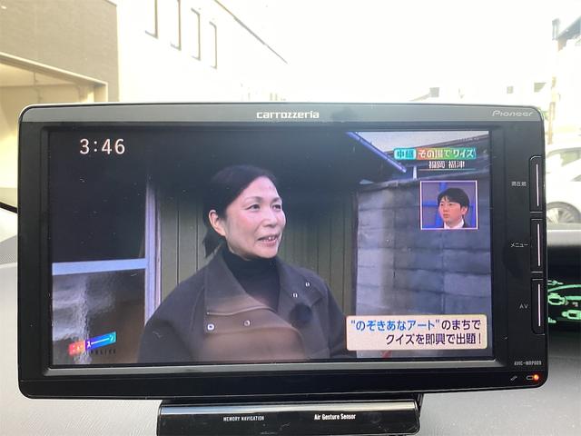 プリウス Ｓ　ＬＥＤエディション　ＥＴＣ　衝突被害軽減システム　ＴＶ　アルミホイール　ＬＥＤヘッドランプ　ヘッドライトウォッシャー　ＣＶＴ　スマートキー　アイドリングストップ　電動格納ミラー　盗難防止システム　ＣＤ（7枚目）