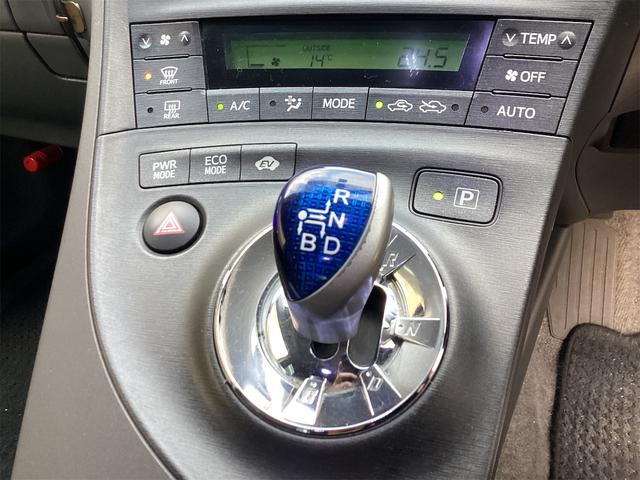 プリウス Ｓ　ＬＥＤエディション　ＥＴＣ　衝突被害軽減システム　ＴＶ　アルミホイール　ＬＥＤヘッドランプ　ヘッドライトウォッシャー　ＣＶＴ　スマートキー　アイドリングストップ　電動格納ミラー　盗難防止システム　ＣＤ（10枚目）