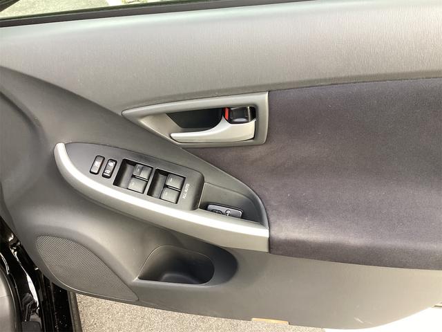 プリウス Ｓ　ＬＥＤエディション　ＥＴＣ　衝突被害軽減システム　ＴＶ　アルミホイール　ＬＥＤヘッドランプ　ヘッドライトウォッシャー　ＣＶＴ　スマートキー　アイドリングストップ　電動格納ミラー　盗難防止システム　ＣＤ（14枚目）